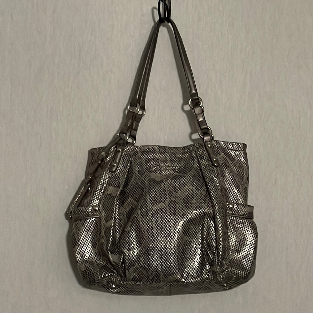 B. Makowsky, flexible, shoulder bag.